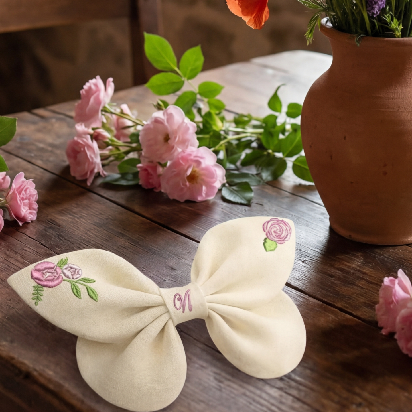 Fiocco per capelli in lino beige con ricamo con rose e delicati fiori botanici Fiori Incantati