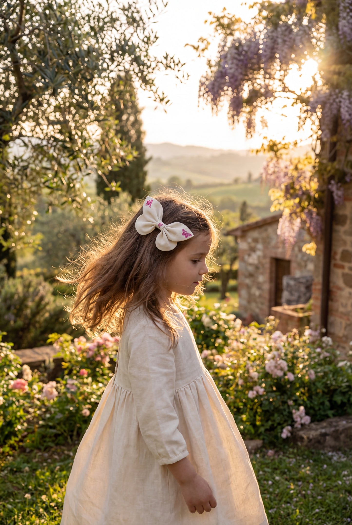 Fiocco in lino con ricamo farfalla e monogramma A,B, C ... Z. primavera